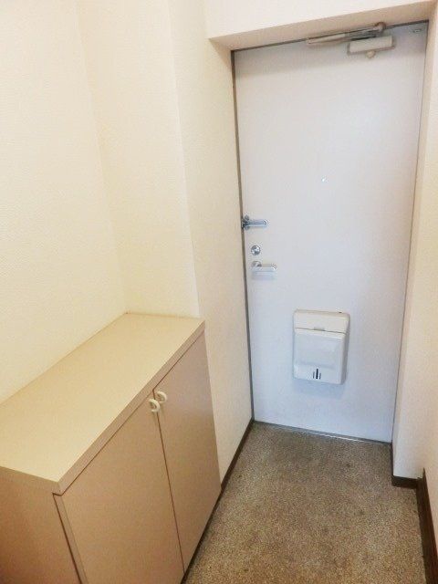 玄関　玄関にはシューズボックスがあります