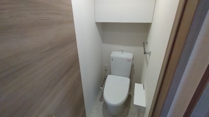 トイレ　落ち着いた色調のトイレです