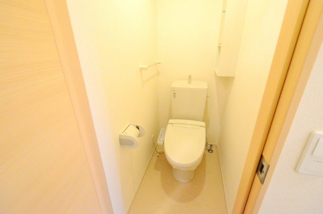 トイレ　温水洗浄便座付きのトイレです♪