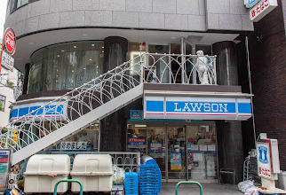 コンビニ　ローソン 南青山二丁目店（コンビニ）まで922m