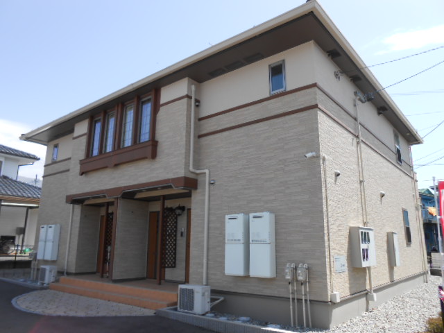 建物外観　建物玄関側（北面）を北西方向より撮影