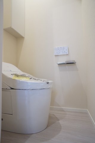 トイレ　タンクレス暖房洗浄便座付きトイレです