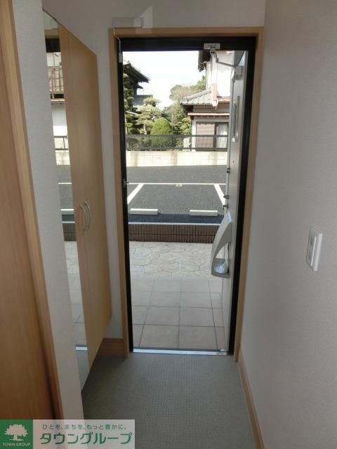 玄関　玄関は下駄箱付です