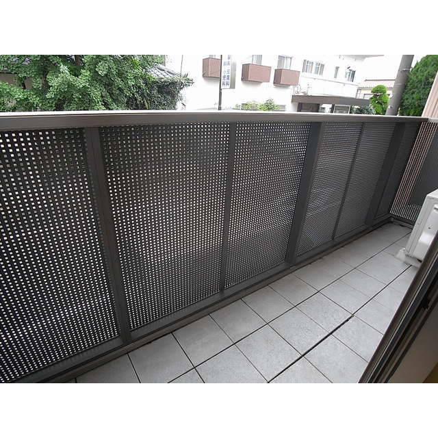 バルコニー　広々バルコニー１階でも高さがあります。
