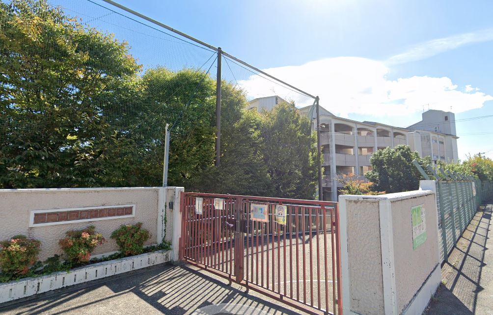 中学校　豊中市立第十八中学校（中学校）まで293m