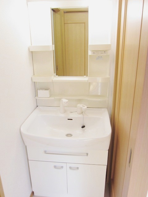 洗面設備　写真は反転タイプです