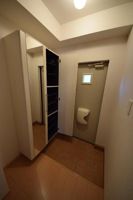 玄関　背の高いシューズボックス完備