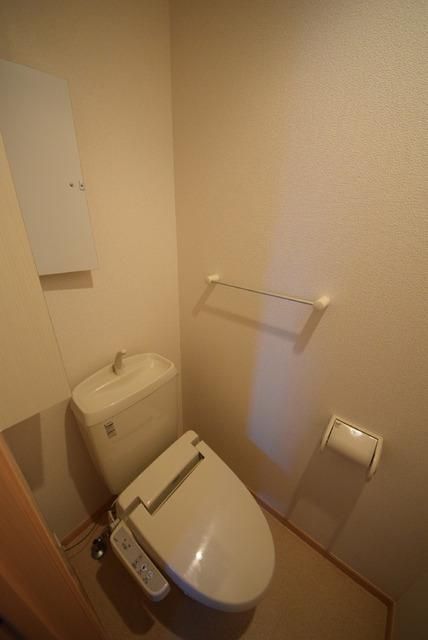 トイレ　ウォシュレット完備　収納棚もついてます