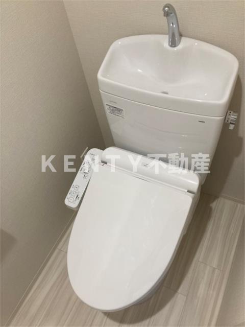 トイレ　落ち着いた色調のトイレです