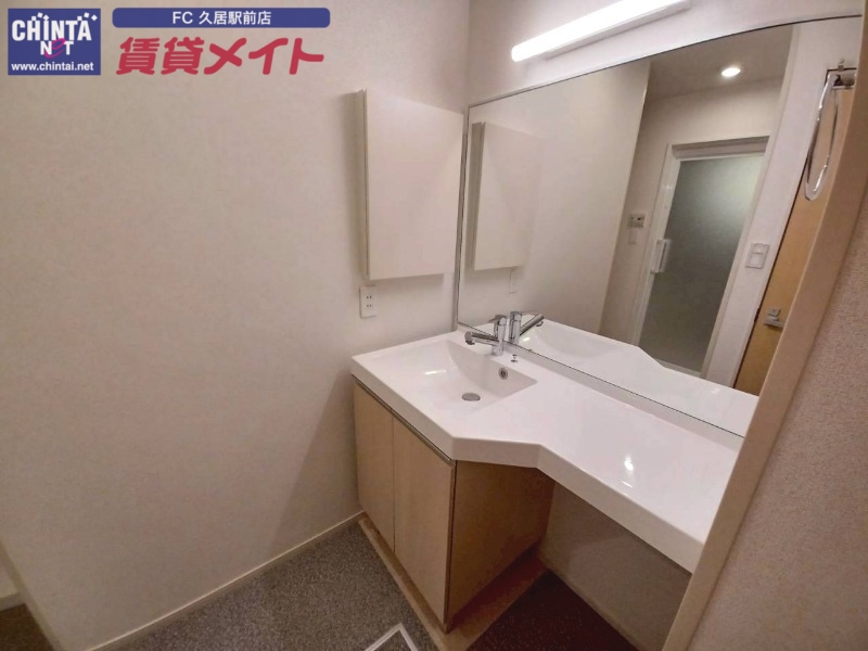 洗面設備　同型参考写真です