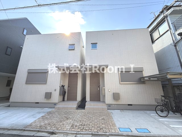 ロビー　過酷な耐火試験をクリアした外壁・床・屋根に採用。