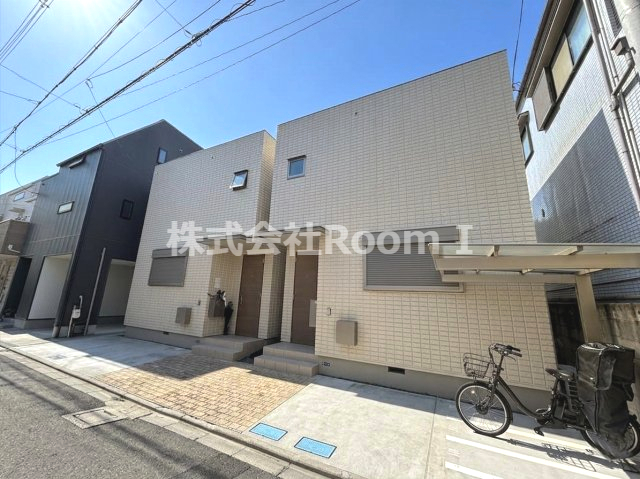 建物外観　高断熱性能の住宅に省エネ設備と創エネ発電を備えた集合住宅