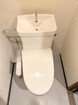 トイレ　落ち着いた色調のトイレです