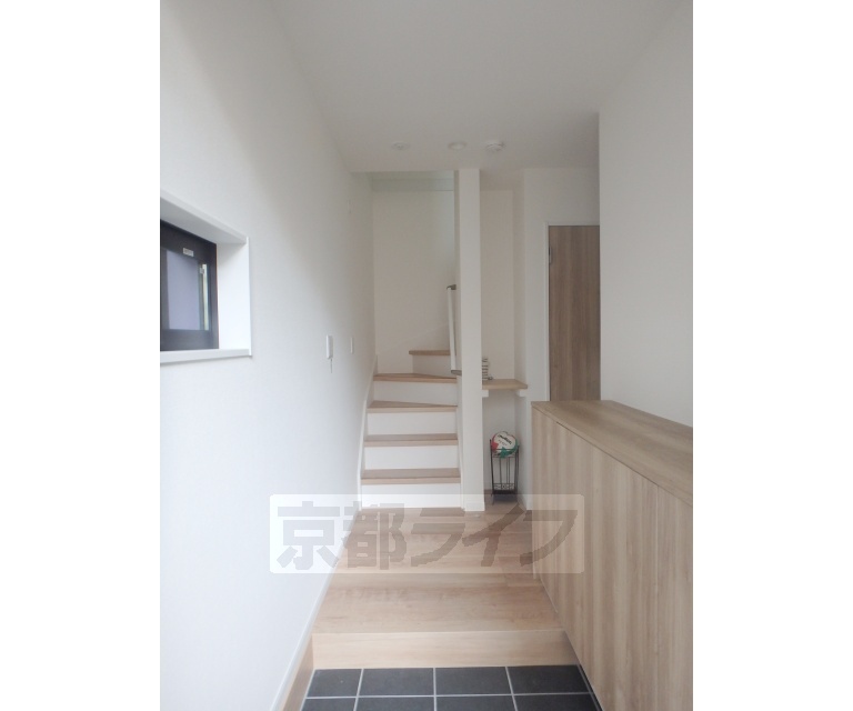 その他部屋・スペース　玄関からみた室内です。