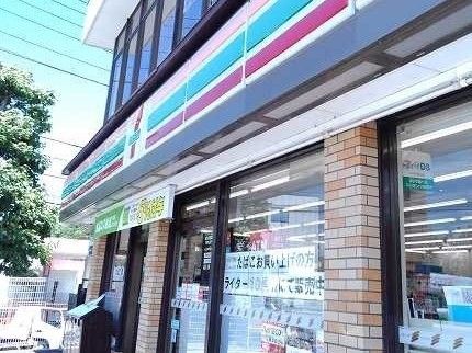 コンビニ　セブンイレブン（コンビニ）まで550m