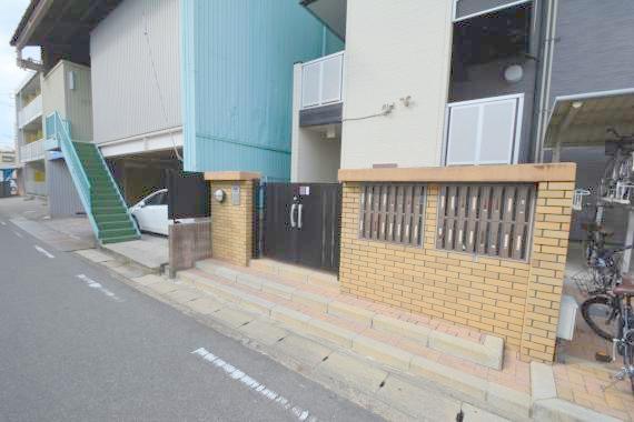 エントランス　オシャレなエントランスは安心のオートロック付きです。