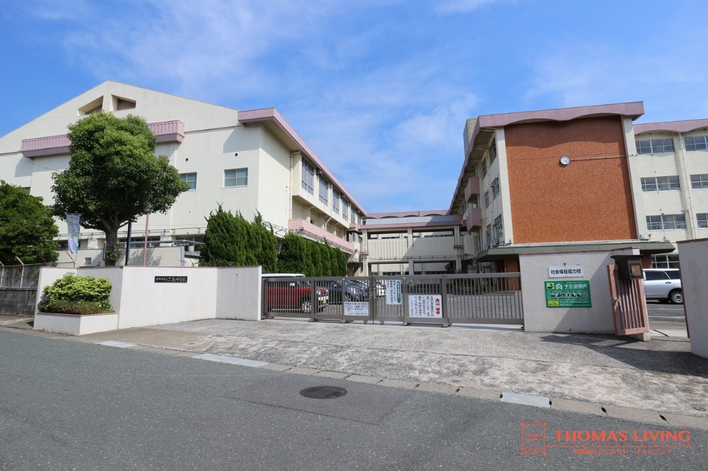 中学校　北九州市立二島中学校（中学校）まで783m