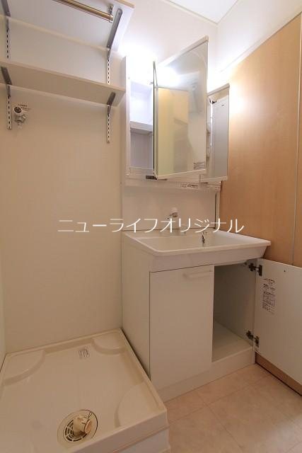 洗面設備　シャワー付き洗面台で忙しい朝でも楽に身支度が出来ます☆