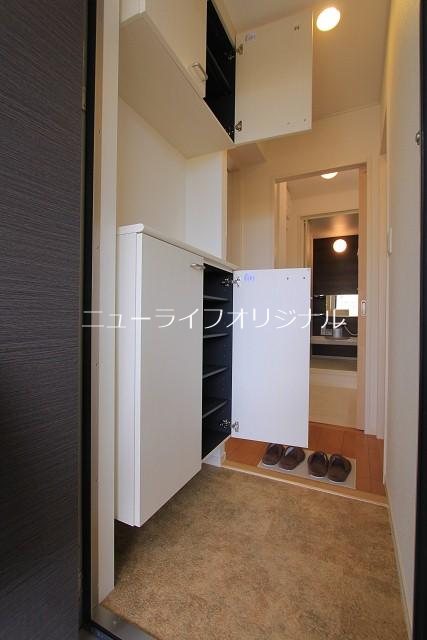 玄関　シューズンボックス付きの玄関です☆