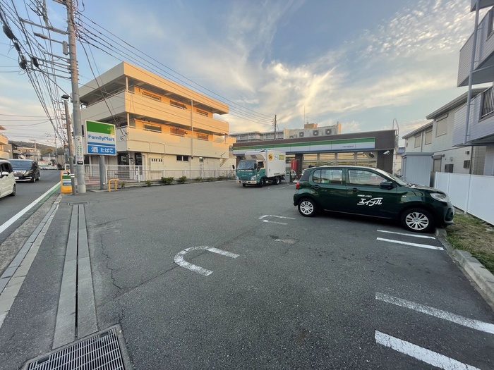 コンビニ　ファミリーマート戸塚下倉田町店（コンビニ）まで334m