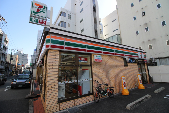 コンビニ　セブンイレブン（コンビニ）まで252m
