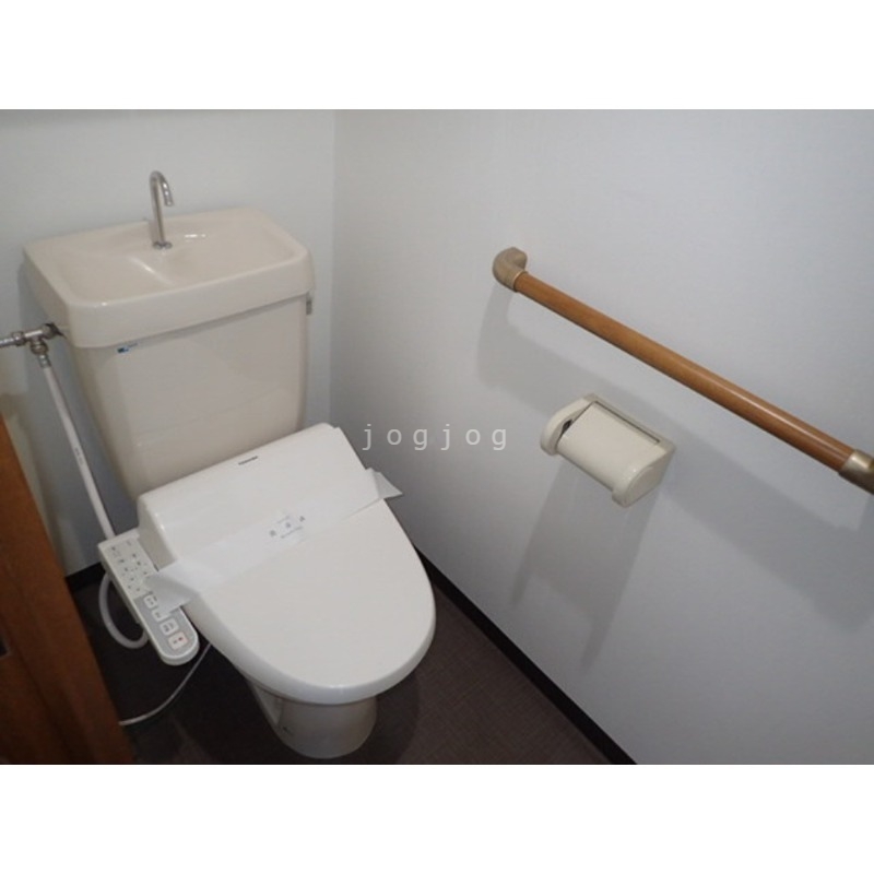 トイレ　嬉しい温水洗浄便座付きのトイレです。