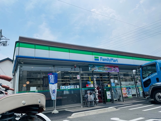 コンビニ　ファミリーマート（コンビニ）まで400m