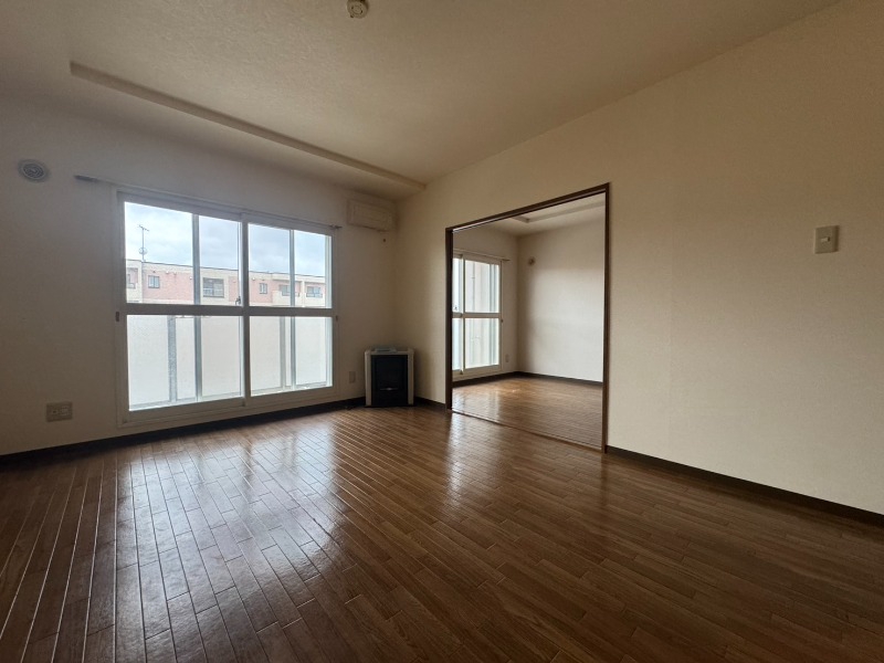 居室・リビング　広くてキレイなお部屋が広がっていて、充実した生活が送れそう。