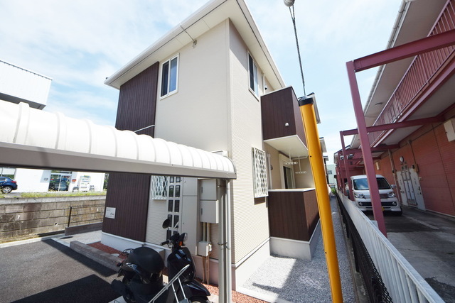 建物外観　★コンビニやスーパーも近くて便利な立地★