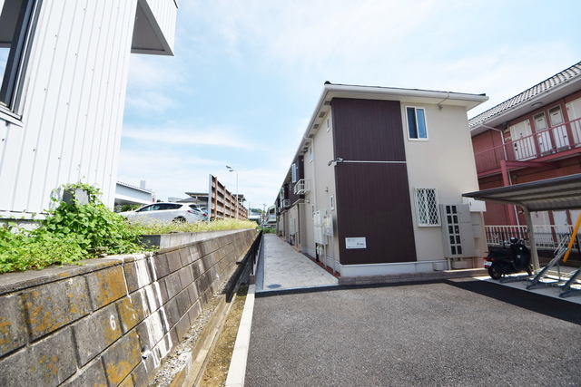 建物外観　★コンビニやスーパーも近くて便利な立地★