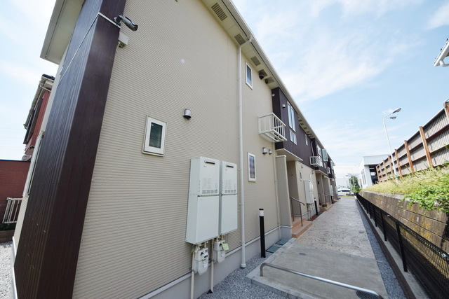建物外観　★コンビニやスーパーも近くて便利な立地★
