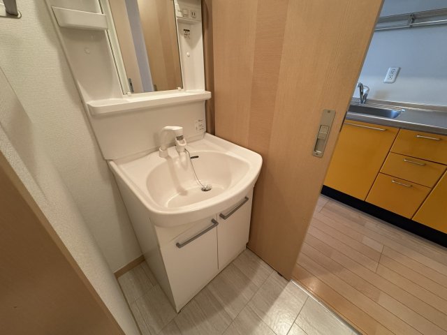 洗面設備　※写真は同建物別部屋