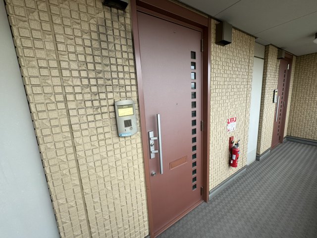 エントランス　※写真は同建物別部屋