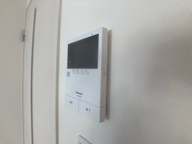 セキュリティ　ＴＶモニター付インターホンです。来客者の顔が見えるので安心！