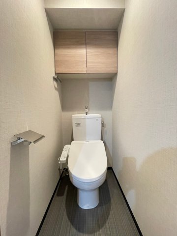 トイレ　落ち着いた色調のトイレです