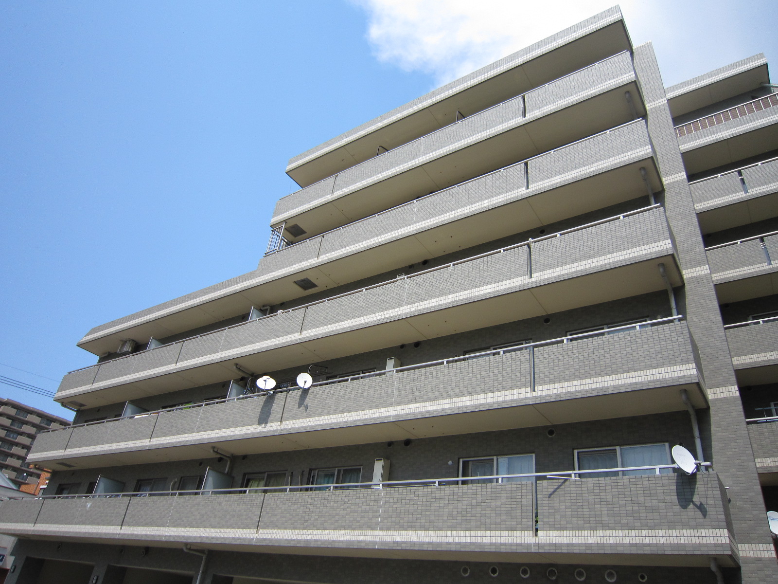 建物外観　南側は駐車場の為、お部屋まで陽が入ります！