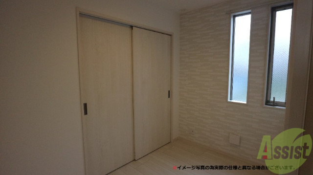 収納　大きな扉のクローゼット、たくさん洋服が入りそうですね！