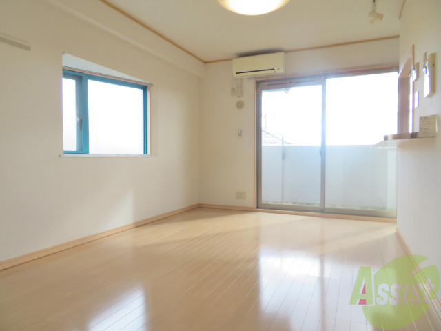 居室・リビング　陽の光が差し込む明るいお部屋は気持がいいですね～