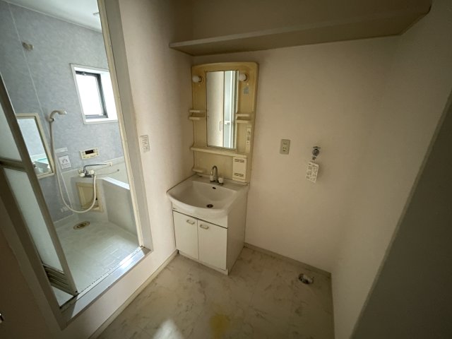 洗面設備　写真は同物件の別部屋の写真のため色、仕様は現況優先です。