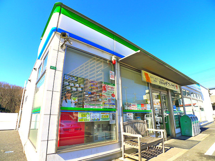 コンビニ　ファミリーマート（コンビニ）まで1033m