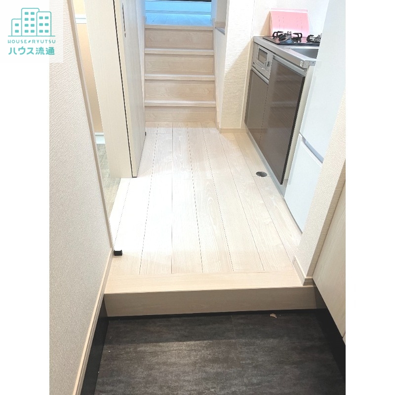 玄関　※写真は別号室です。