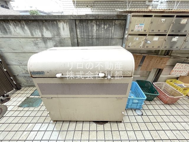 その他共有部分　ＢＯＸタイプのごみ置き場で清潔ですね♪