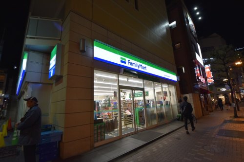 コンビニ　ファミリーマート 麻布十番商店街通り店（コンビニ）まで1005m