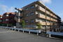 建物外観　高床式構造の３階建