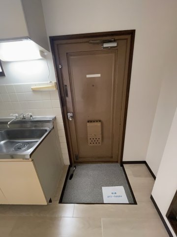 玄関　イメージとして同建物他部屋を表示しています