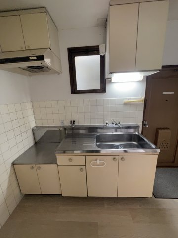 キッチン　イメージとして同建物他部屋を表示しています