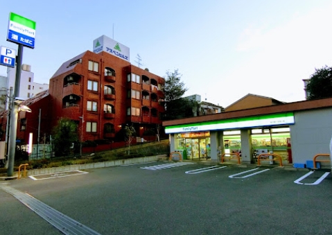コンビニ　ファミリーマート品川桐ヶ谷通り店（コンビニ）まで272m