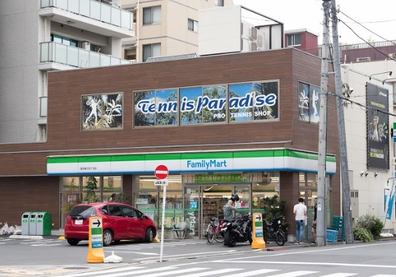 コンビニ　ファミリーマート墨田亀沢四丁目店（コンビニ）まで68m