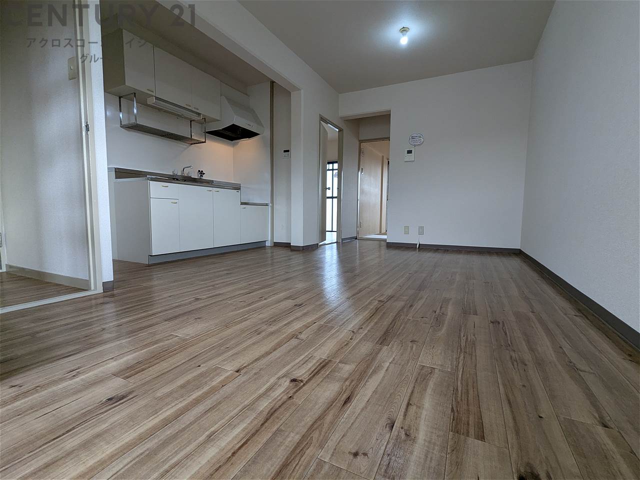居室・リビング　出窓もついて明るいお部屋です。