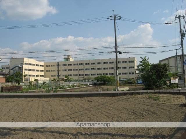 中学校　高槻市立冠中学校（中学校）まで614m